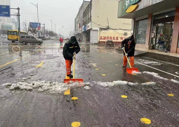 環衛中心工作人員正在清理路面積雪